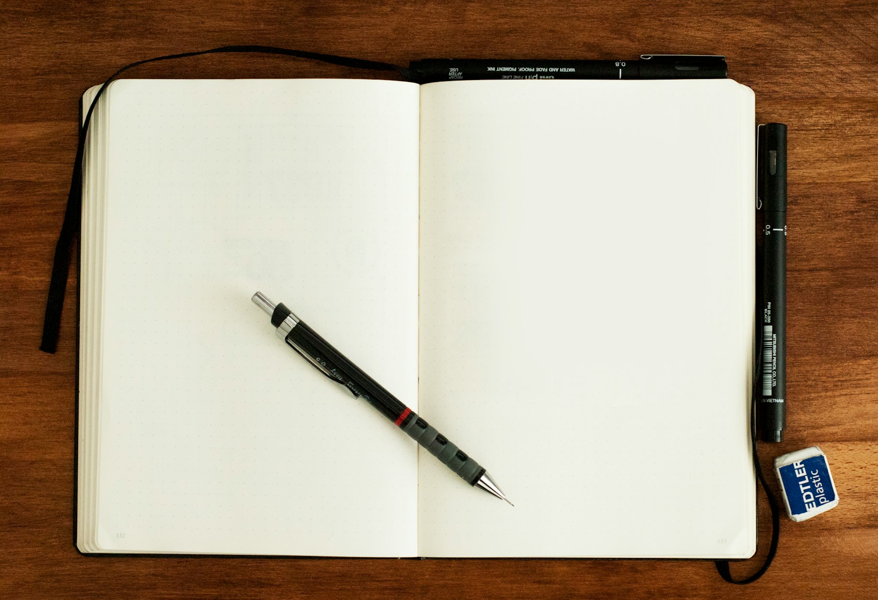 Travel journal aperto con schizzi e ricordi di viaggio